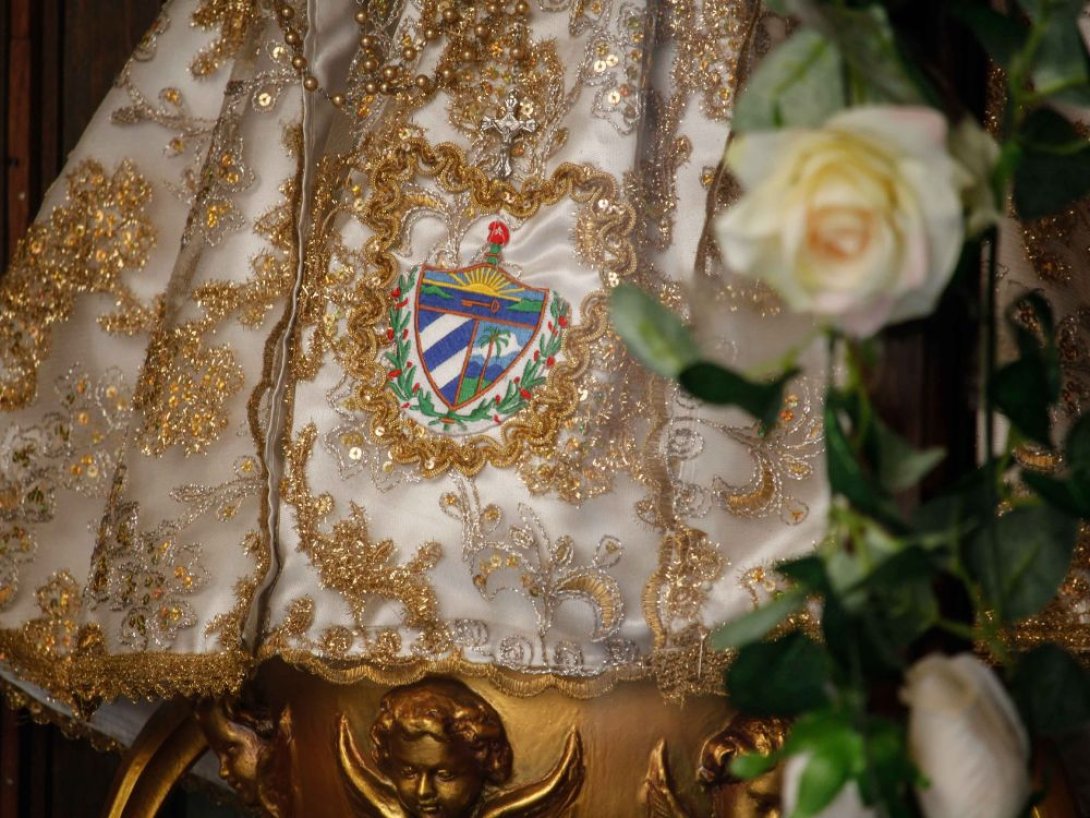detalle que muestra el escudo de Cuba en el vestido de la Virgen de la Caridad del Cobre 