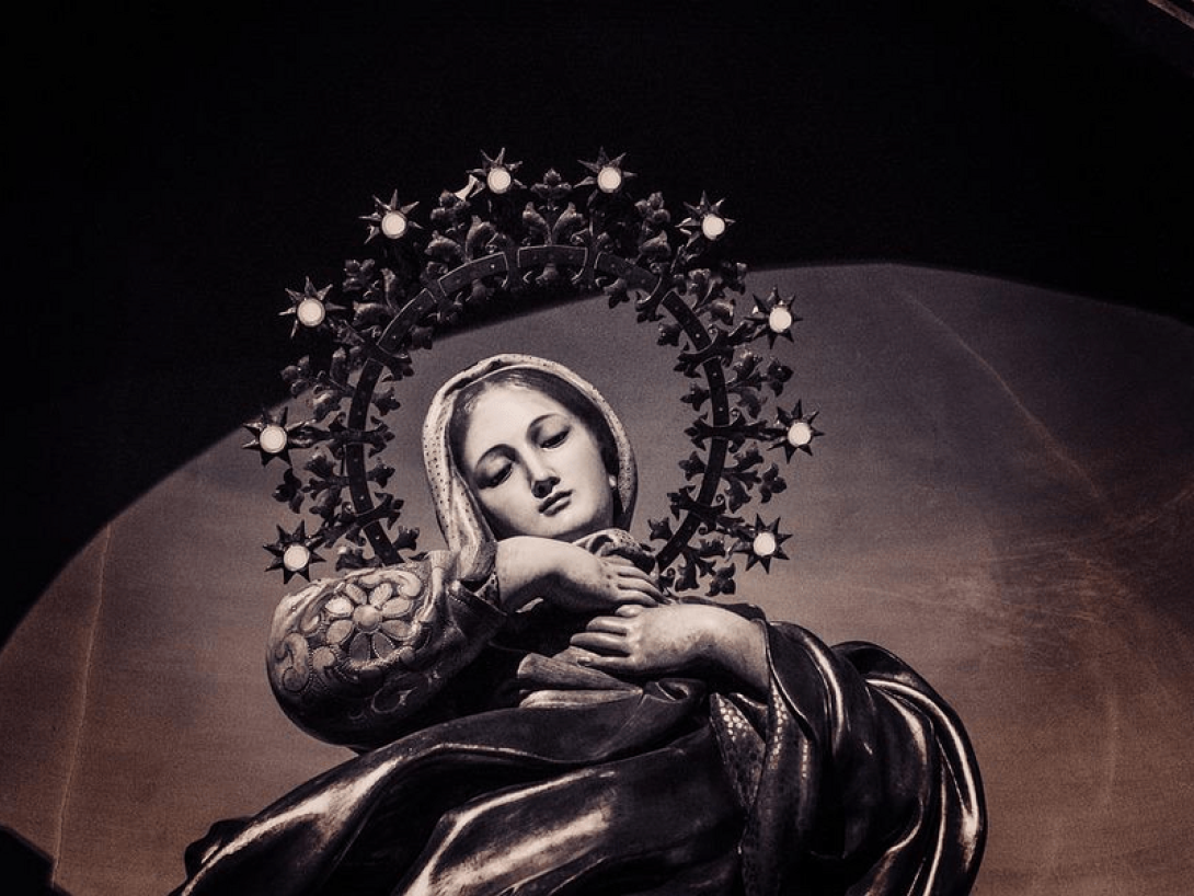 Virgen cargando al niño Jesús en brazos.