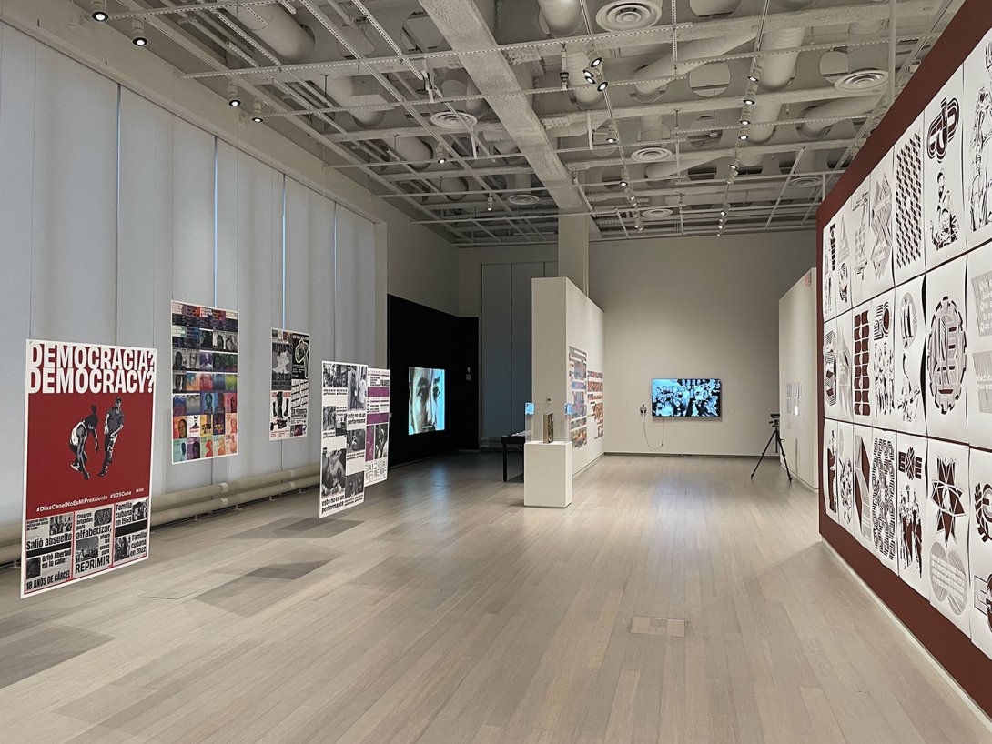 Vista general de la exposición "Sin Autorización: Contemporary Cuban Art", Wallach Art Gallery, Nueva York