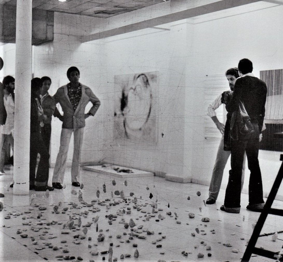 Vista de la exposición "Volumen I", con una instalación de Gustavo Pérez Monzón en el primer plano. Fotografía: José Manuel Fors.