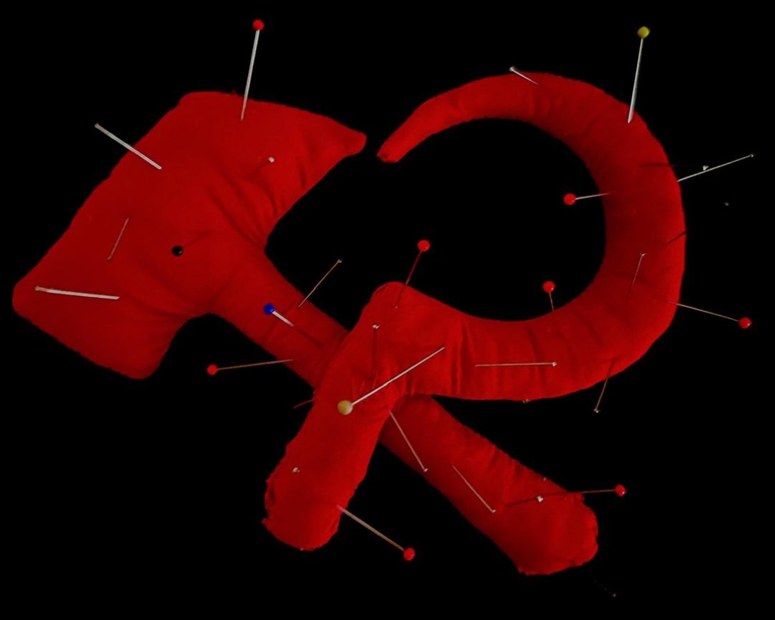 Hoz y martillo, símbolo comunista, con alfileres. Vudú, obra de Yulier P.