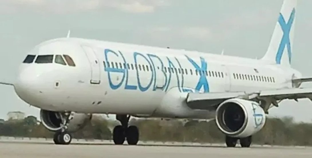 Vuelo de deportación de emigrantes cubanos irregulares en Estados Unidos, llegando al aeropuerto de La Habana. Foto publicada por el Ministerio del Interior de Cuba.