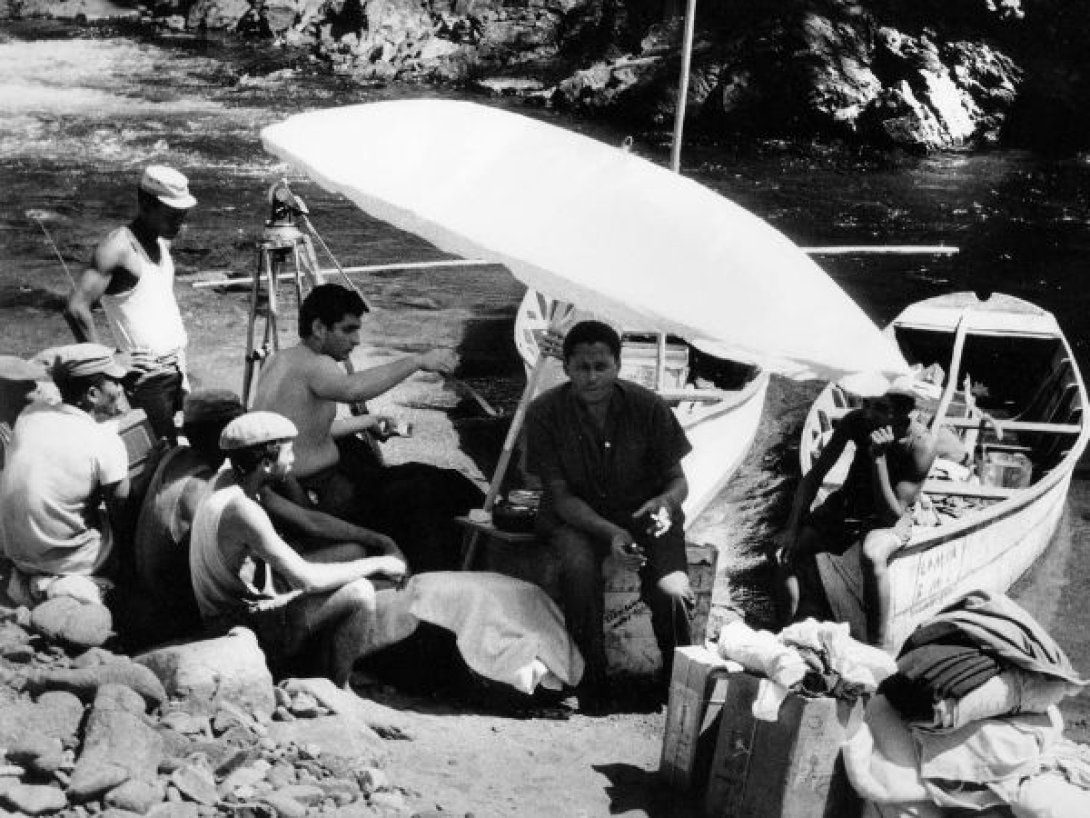 Guillén Landrián durante el rodaje del cortometraje documental "Ociel del Toa"