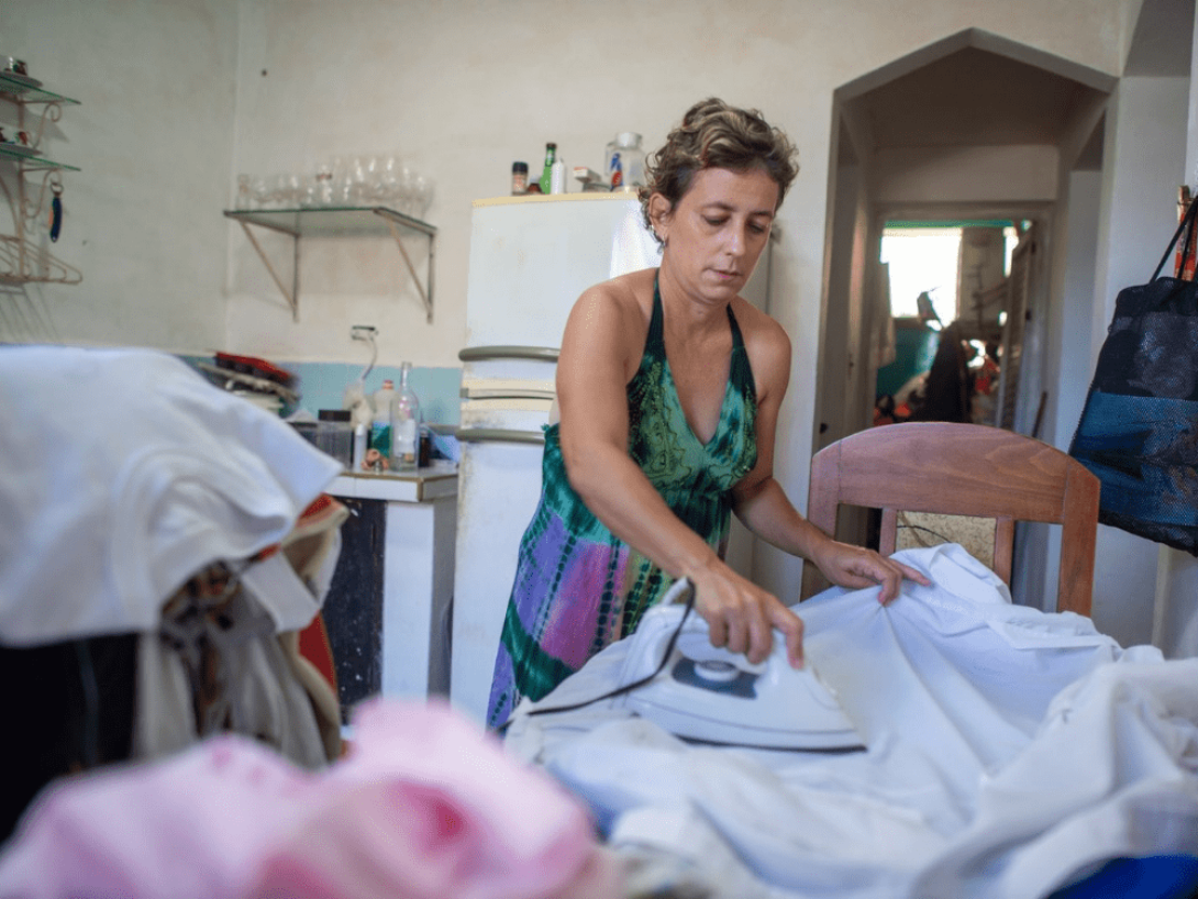 Mujer planchando.