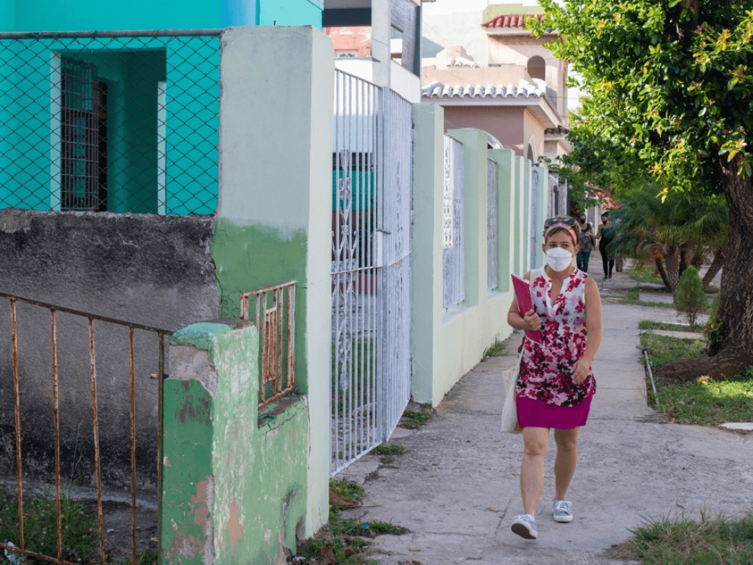 Mujer caminando.