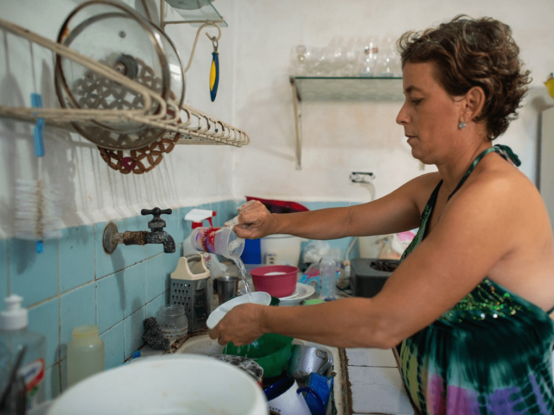 Mujer fregando.