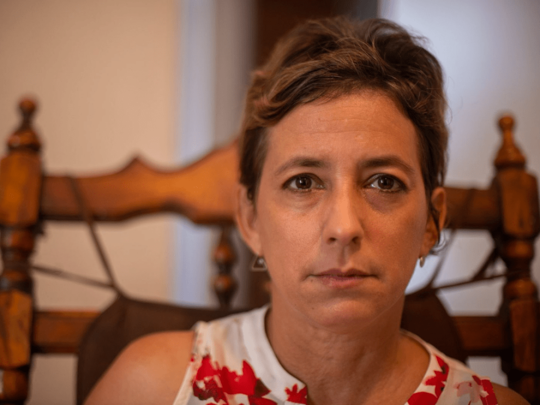 Mujer mirando de frente.