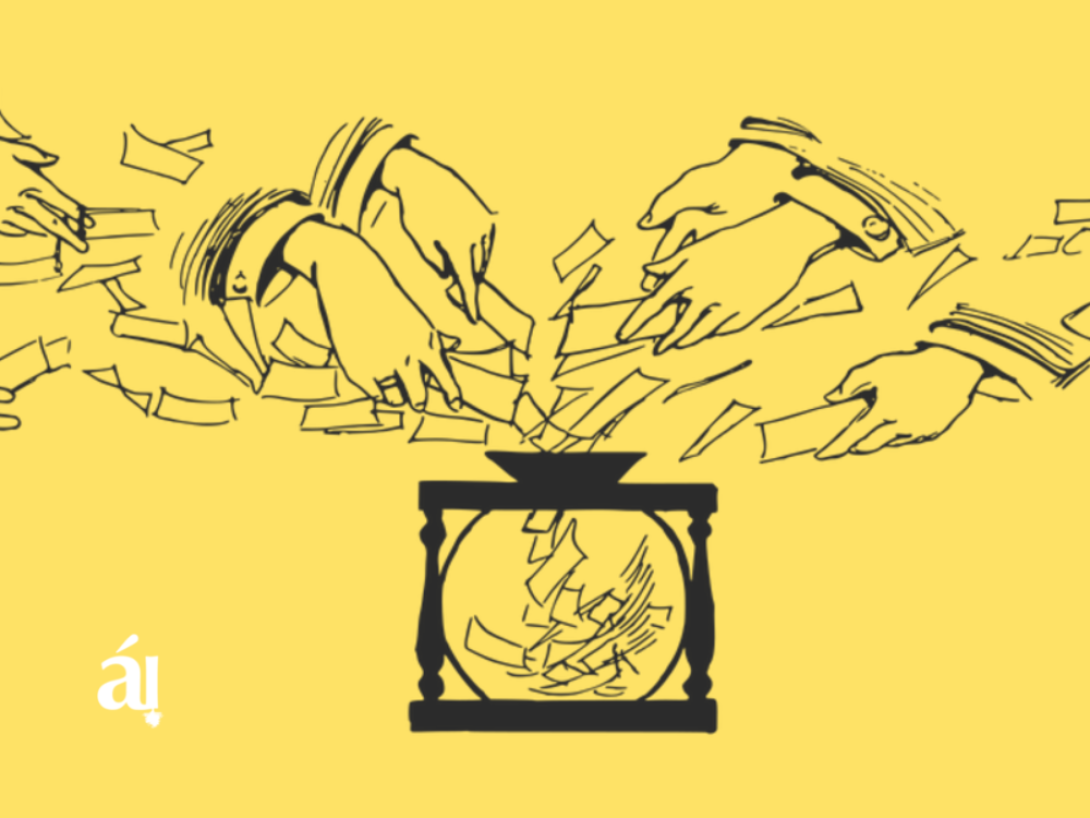 Manos poniendo votos en una urna de cristal.