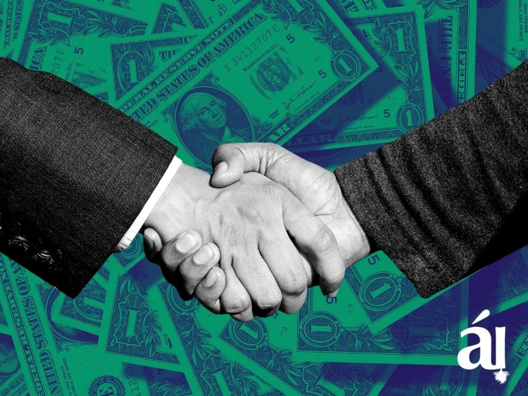 Dos manos sobre fondo de dólares. 