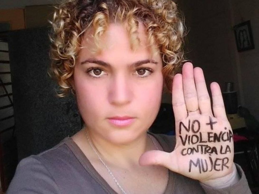 María Cristina alzando su mano con mensaje contra la violencia