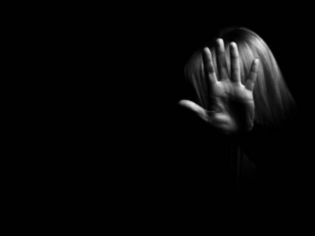 Mujer elevando su mano. 