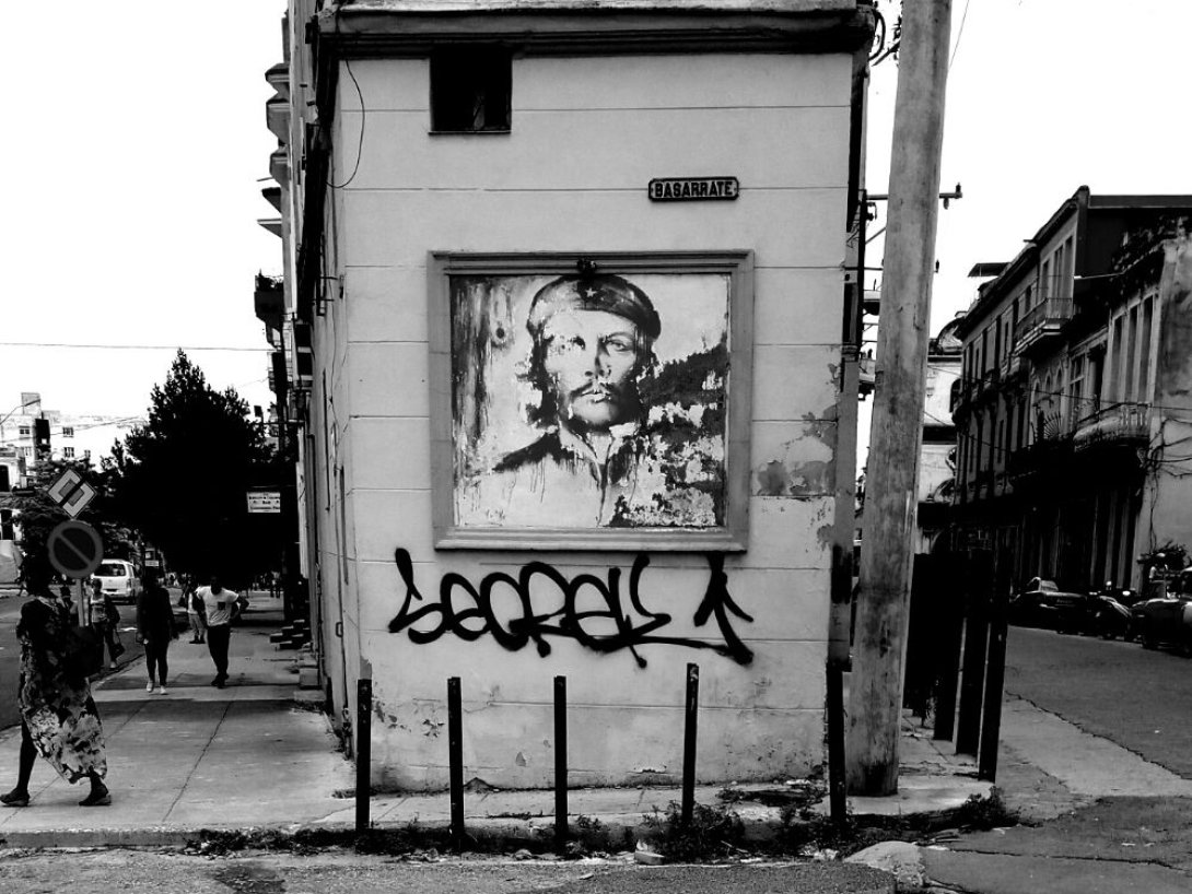 Esquina de La Habana con retrato del Che. 
