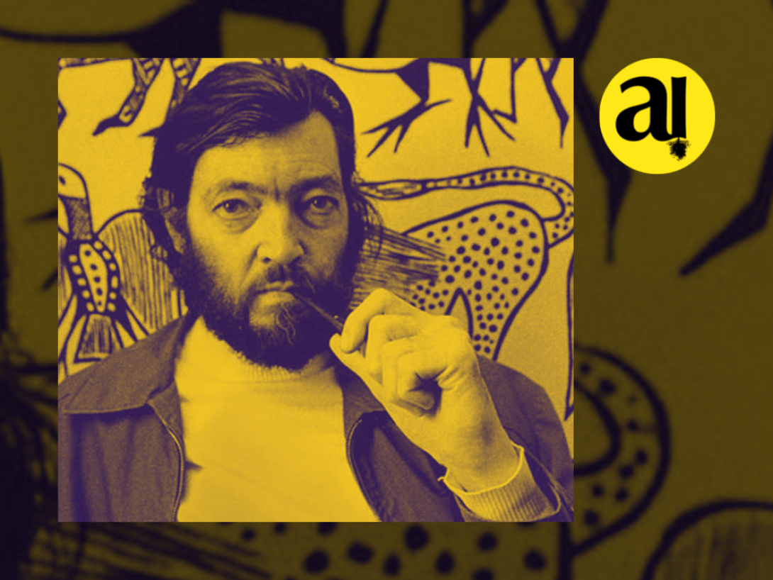 Julio Cortázar sosteniendo su pipa.