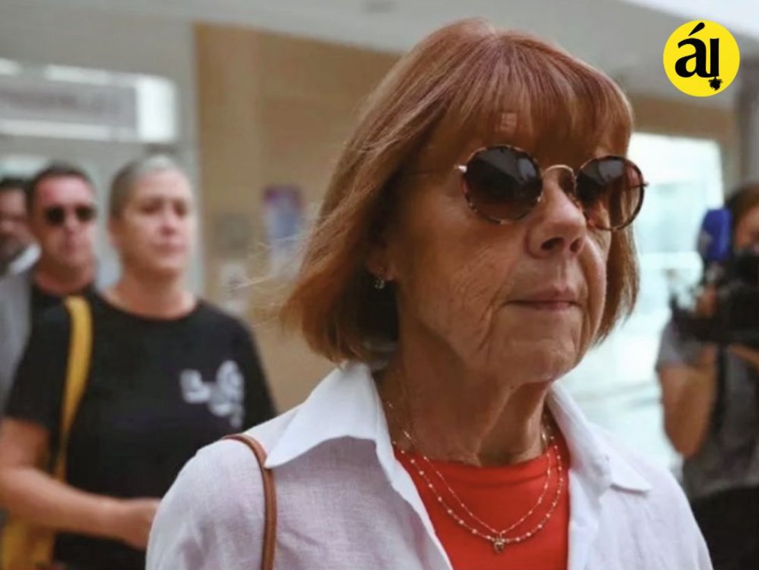 Mujer con anteojos y camisa blanca
