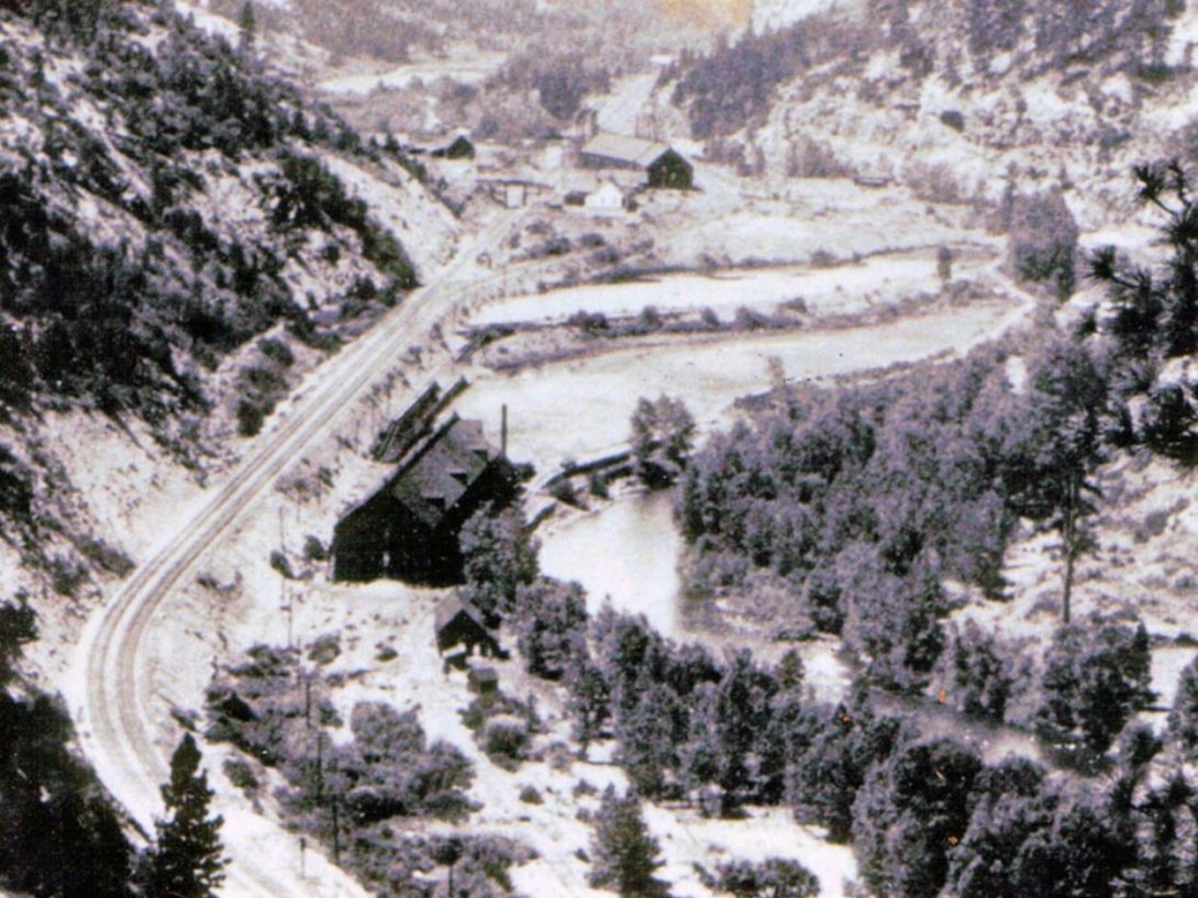 Foto panorámica en 1870 de la industria del hielo de "Cuba" (renombrada Iceland en 1897), en el condado de Nevada, California, Estados Unidos.