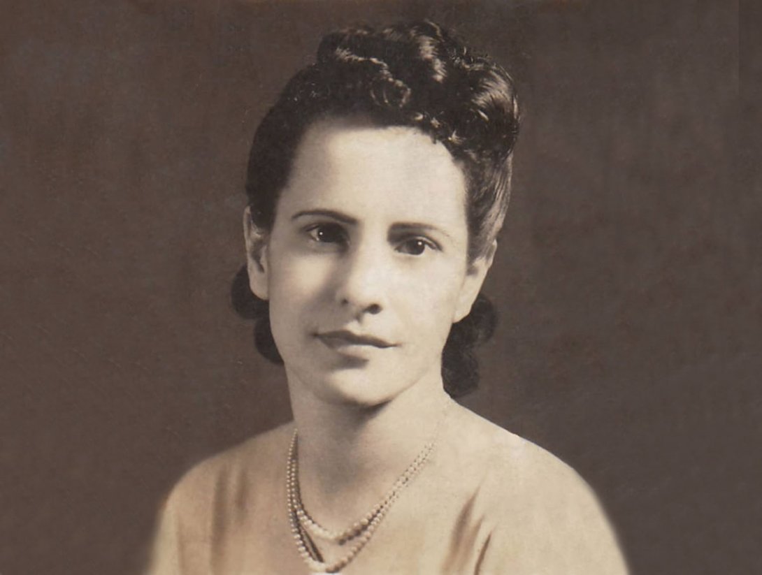 La escritora cubana María de los Ángeles Fernández Paz, que publicó bajo el seudónimo de Lira de los Ángeles, nació en la ciudad de Holguín en 1912.