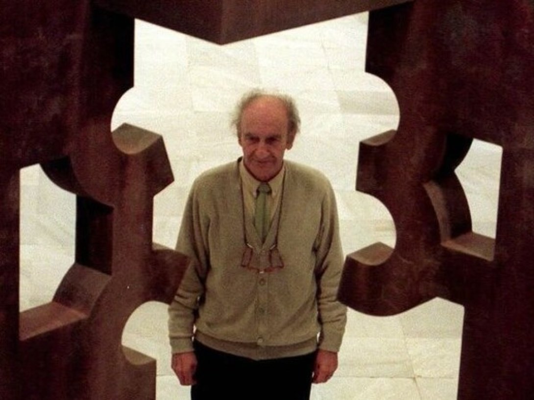Chillida junto a su obra.