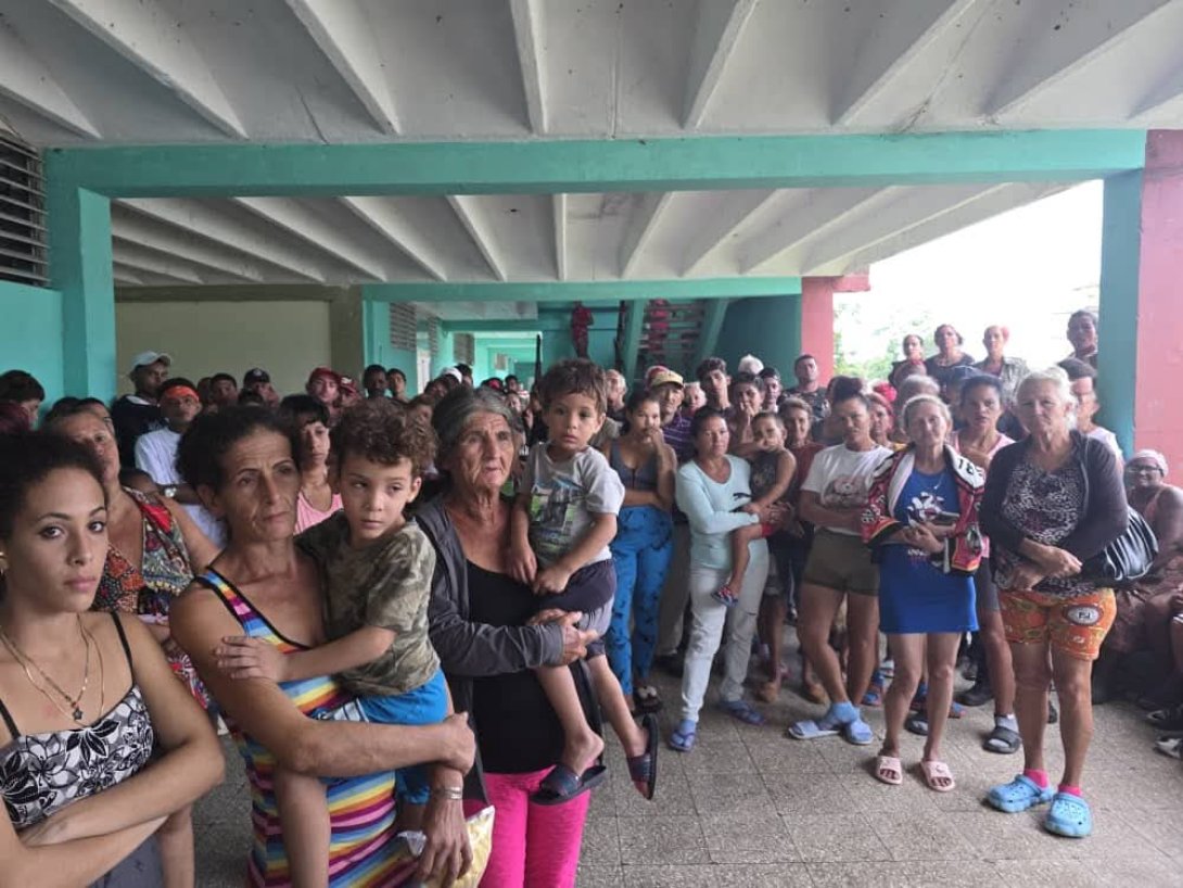 Cubanos albergados ante la llegada del Huracán Melissa al oriente del país (2025).