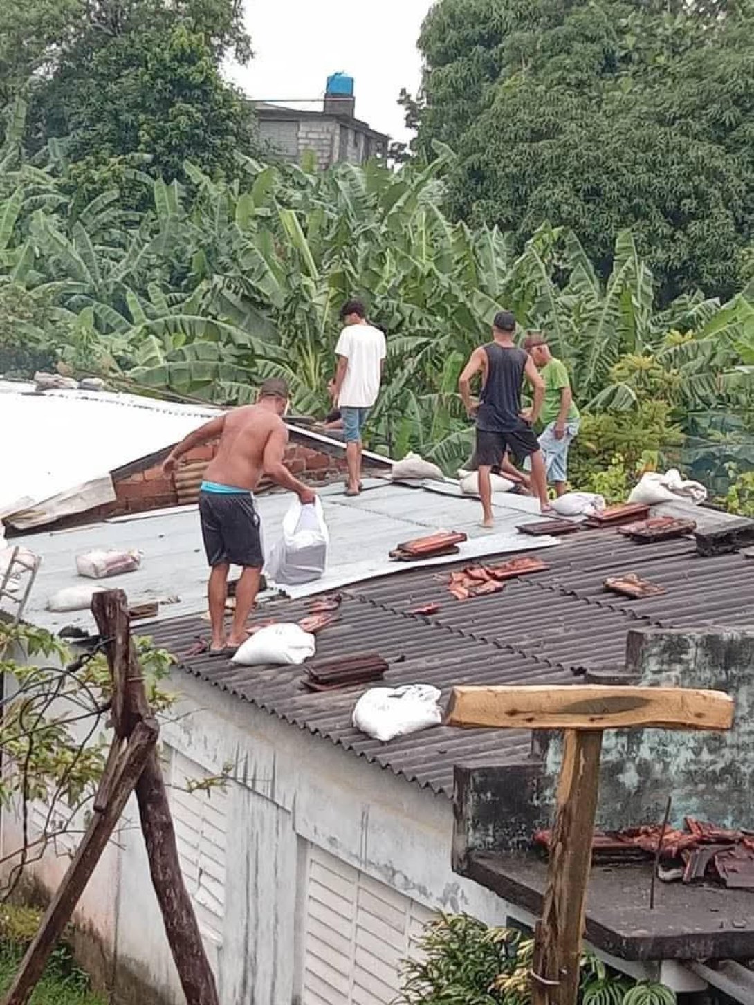 Habitantes de Baracoa, Guantánamo, acondicionan sus viviendas para resistir el azote del huracán Melissa (2025). Foto de Facebook.