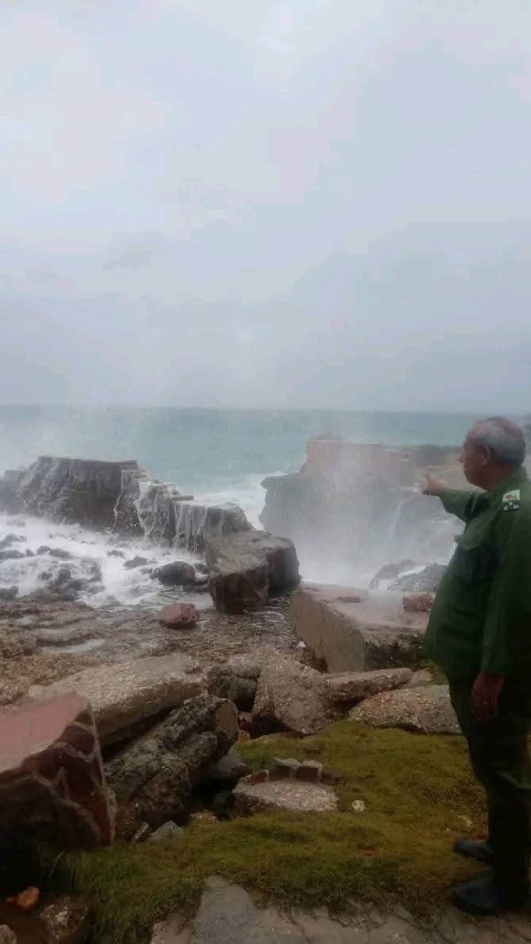 Primeros embates del huracán Melissa en la costa de Siboney, Santiago de Cuba (2025).