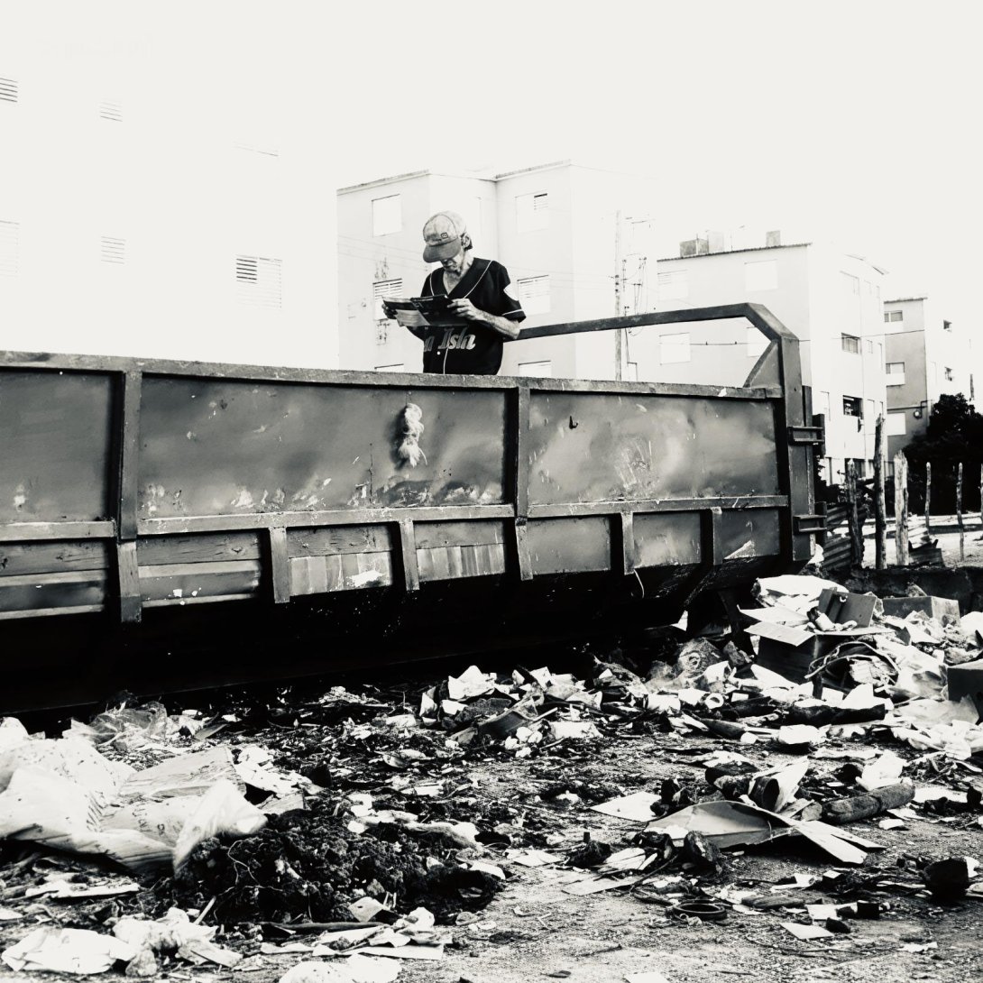 "Hábito" de Andy Jesús Vilche Gallardo. Fotografía. 32 x 32 cm.