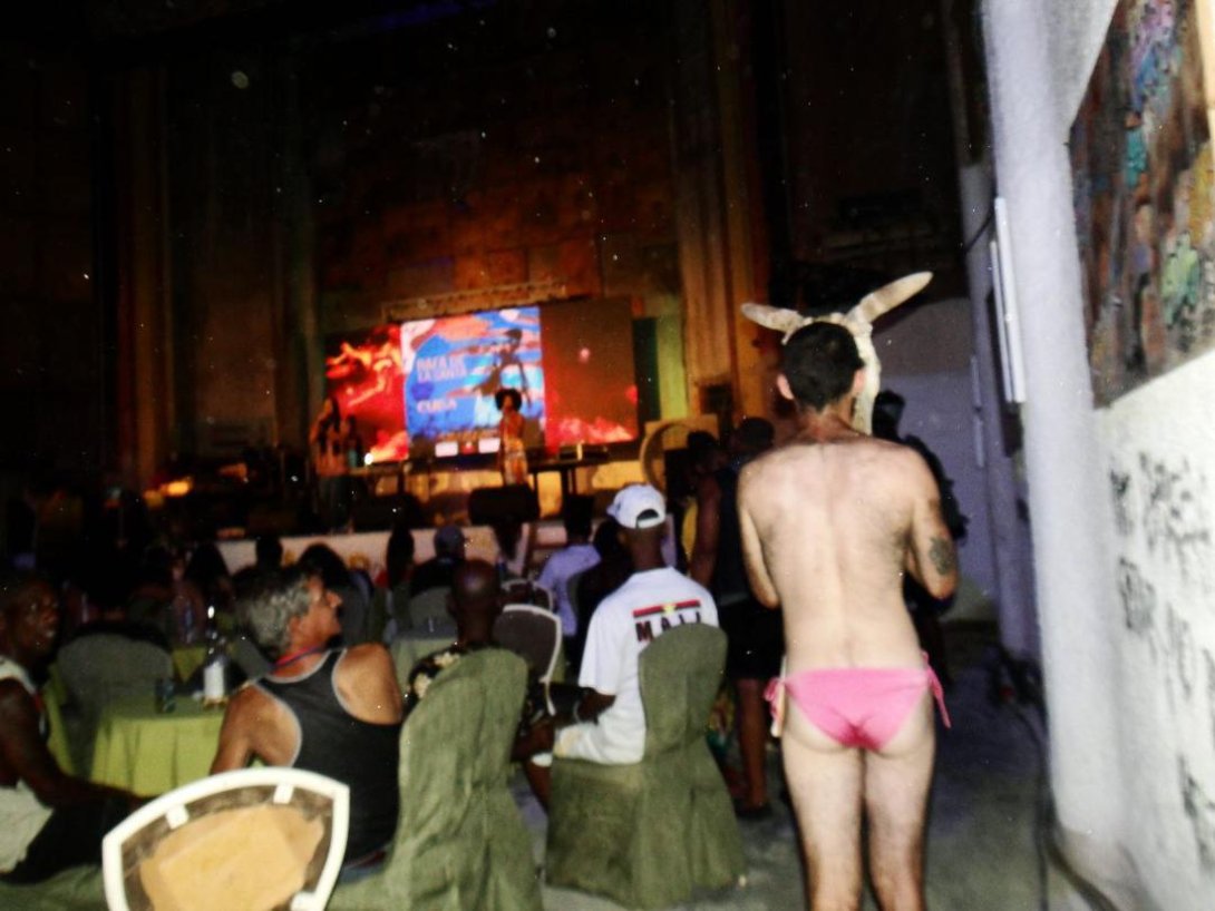 Performance "Happy Birthday" del artista cubano Yadian Rizo Abreu en el Simposio de Hip Hop (2026). Foto de Yeema Martínez.