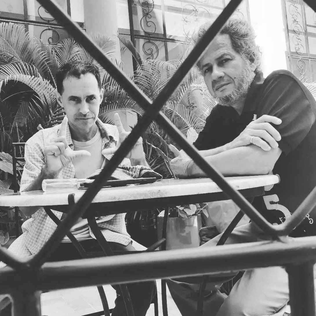 Los poetas cubanos Ghabriel Pérez y Rafael Vilches.