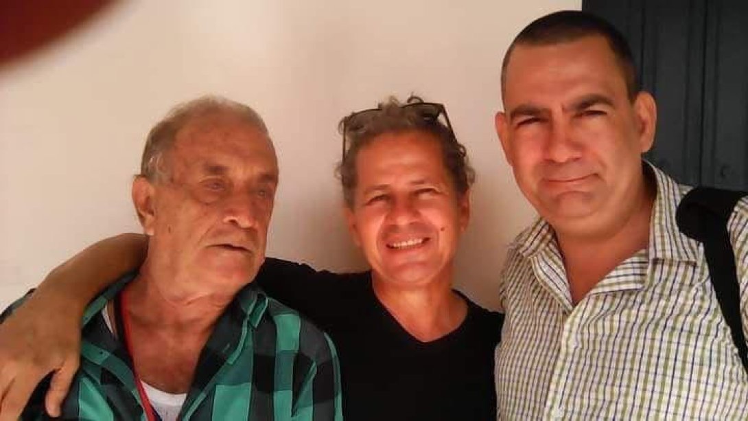 Los poetas cubanos Delfín Prats, Rafael Vilches y José Luis Serrano.