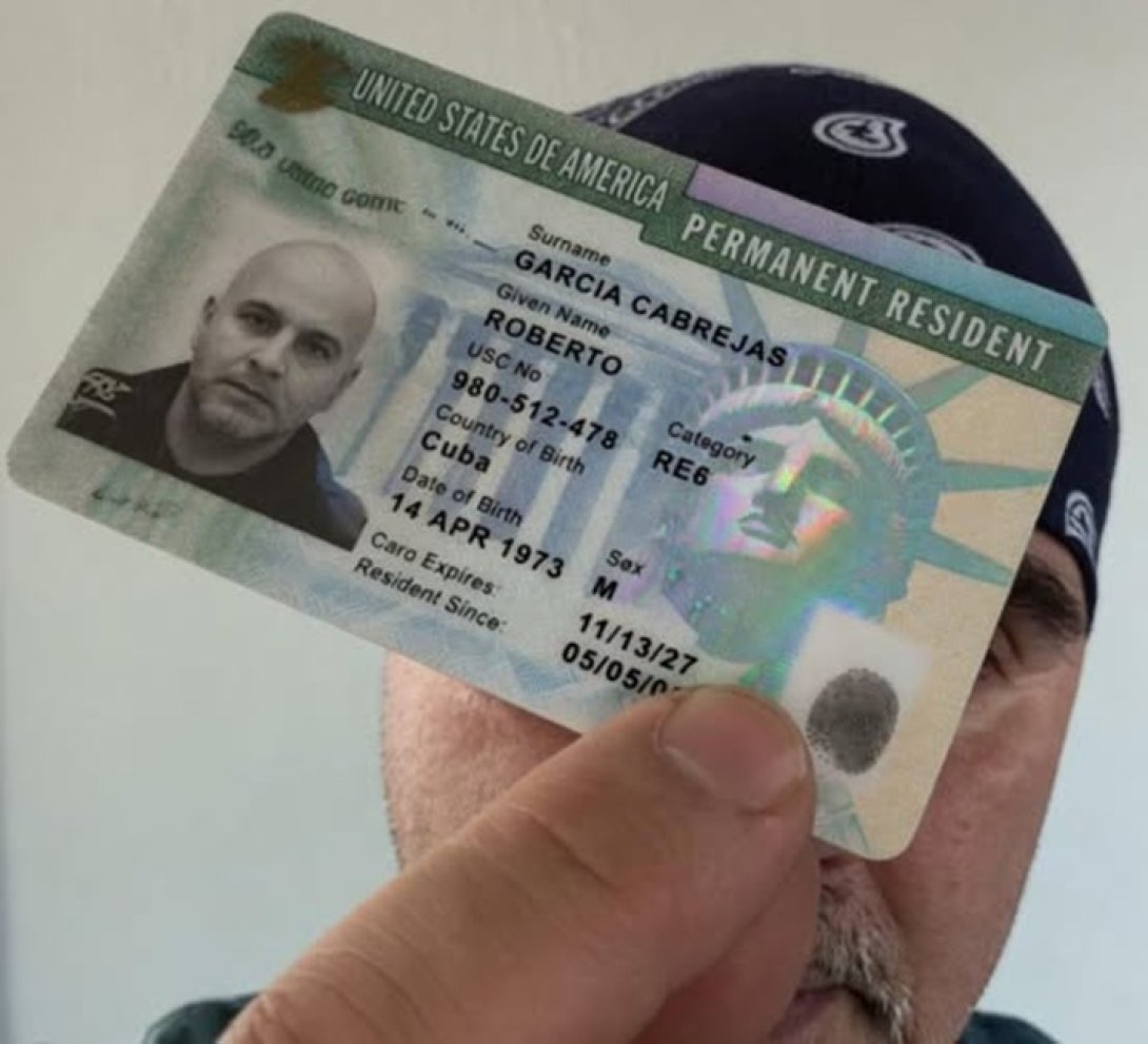 Roberto García Cabrejas sosteniendo su documento de identidad estadounidense.
