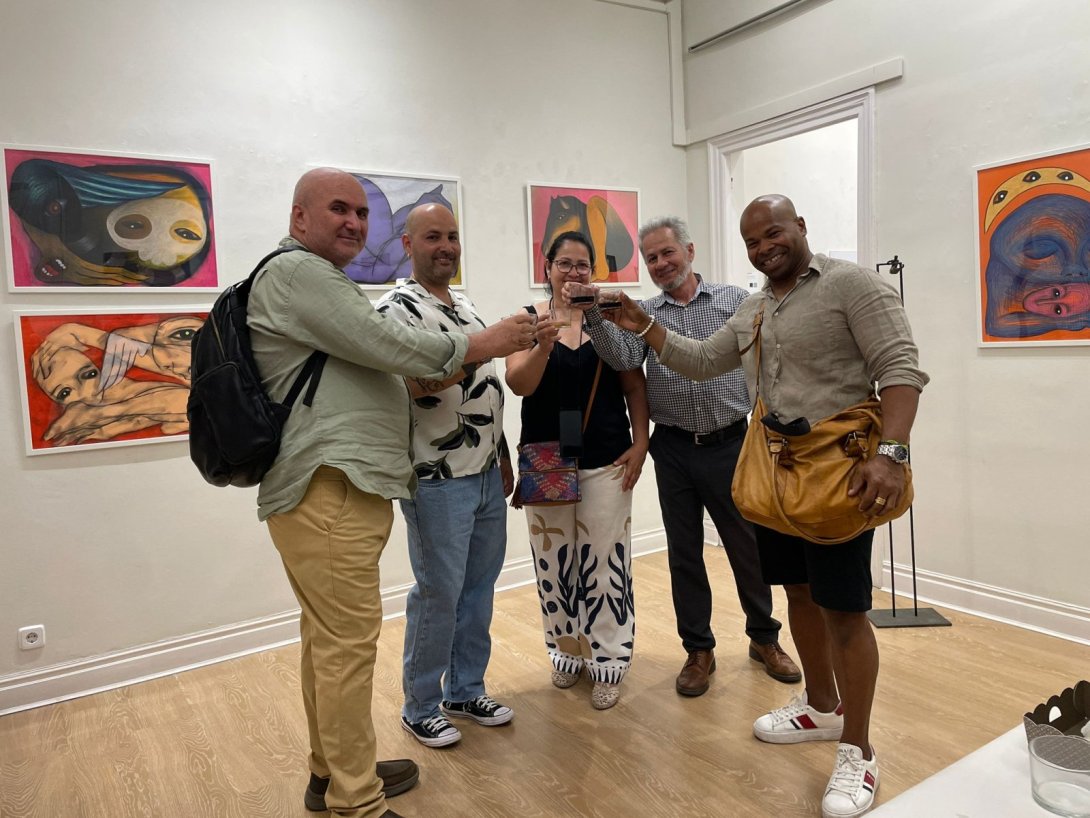 Francis Sánchez, Yulier Rodríguez (Yulier P.), Ana Rosa Díaz, Rafael Vilches y El Dóctor en la muestra colectiva "Búsquedas", en OCCO Art Gallery, Madrid (11 de junio de 2026). Foto de Carmen Bescós.