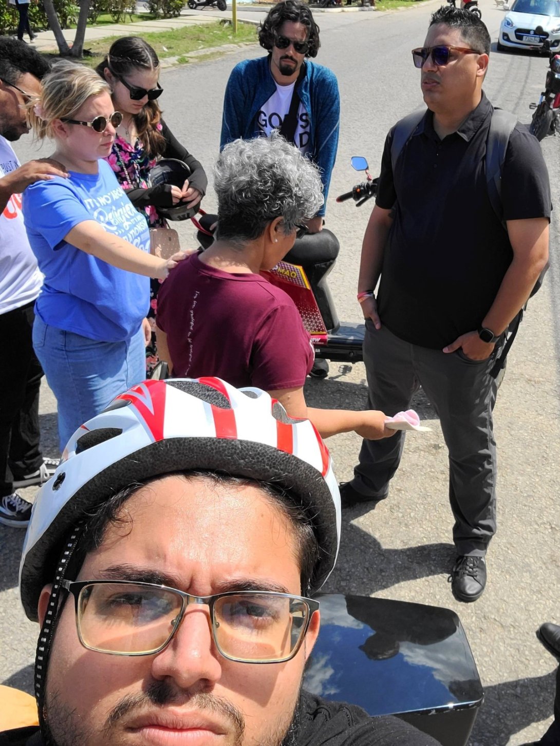 Selfie de una asamblea solidaria de cubanos reunida en las afueras de una estación policial para brindar apoyo a los detenidos por el régimen (2026).