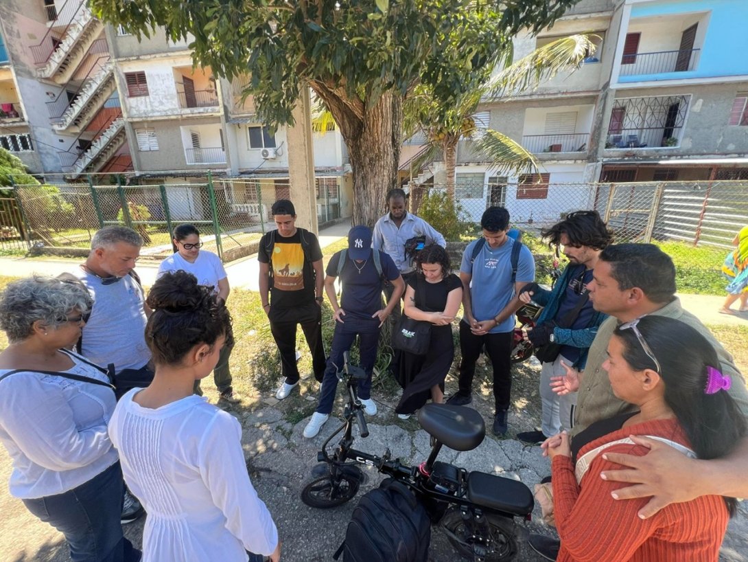 Asamblea solidaria de cubanos reunida en las afueras de una estación policial para brindar apoyo a los detenidos por el régimen (2026).