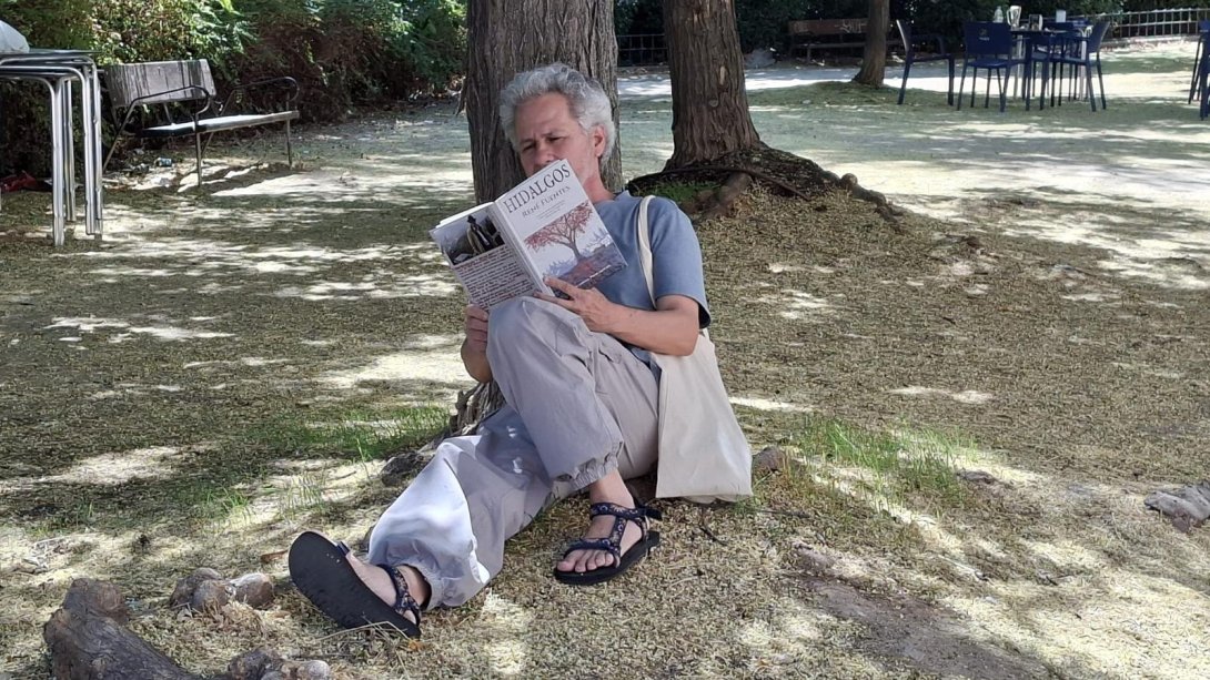 El poeta y crítico cubano Rafael Vilches lee el poemario "Hidalgos" (2025) de René Fuentes. Foto: Ana Rosa Díaz Naranjo. 