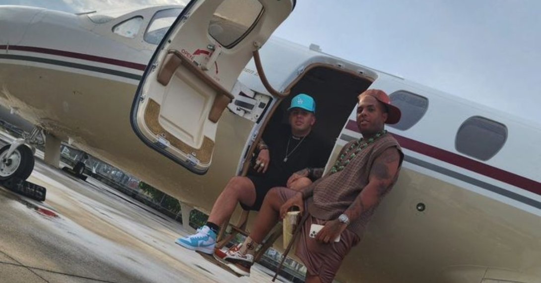 El reguetonero Wow Popy (de pie) llega a Miami en un jet privado.