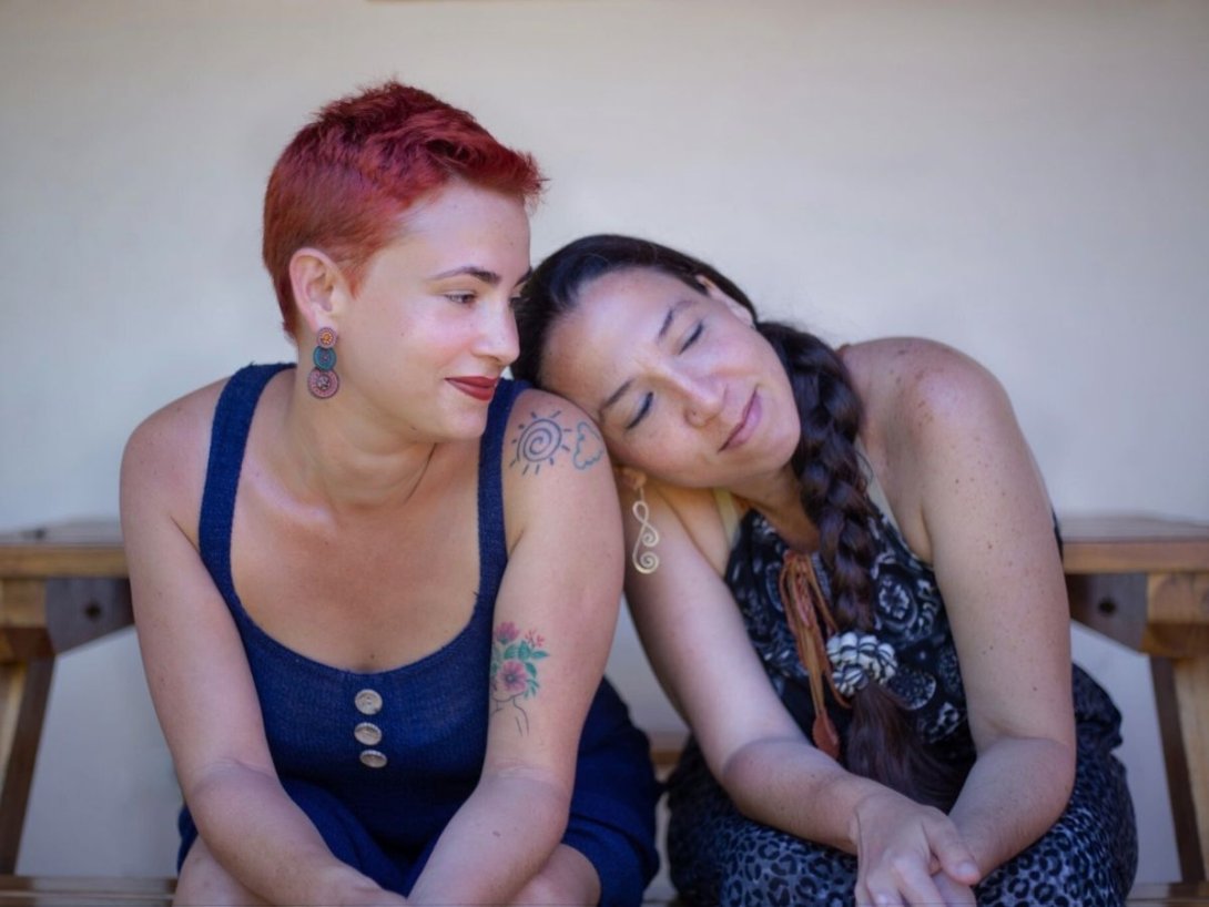 Yadira Álvarez y Lien Real Jaén, conductoras del podcast "El descanso" (2023), del medio independiente Periodismo de Barrio.