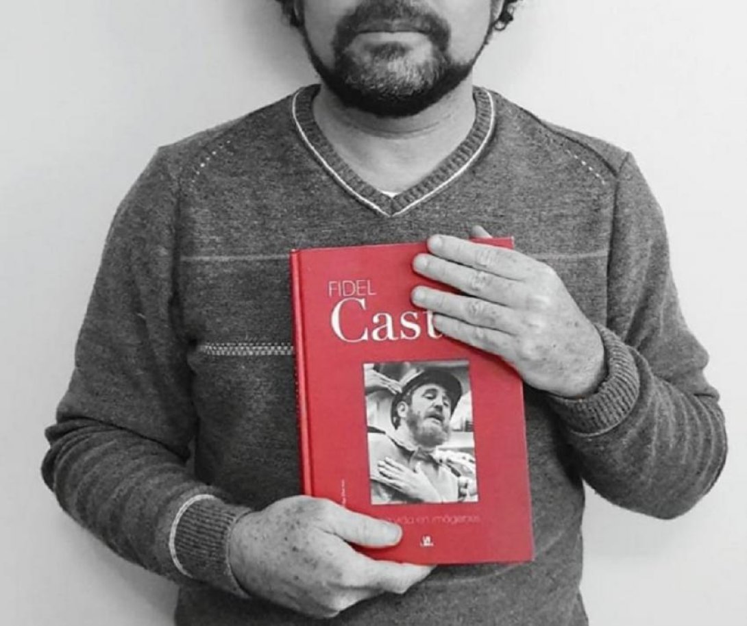 Yannier Palao, con un libro sobre Fidel Castro..jpg