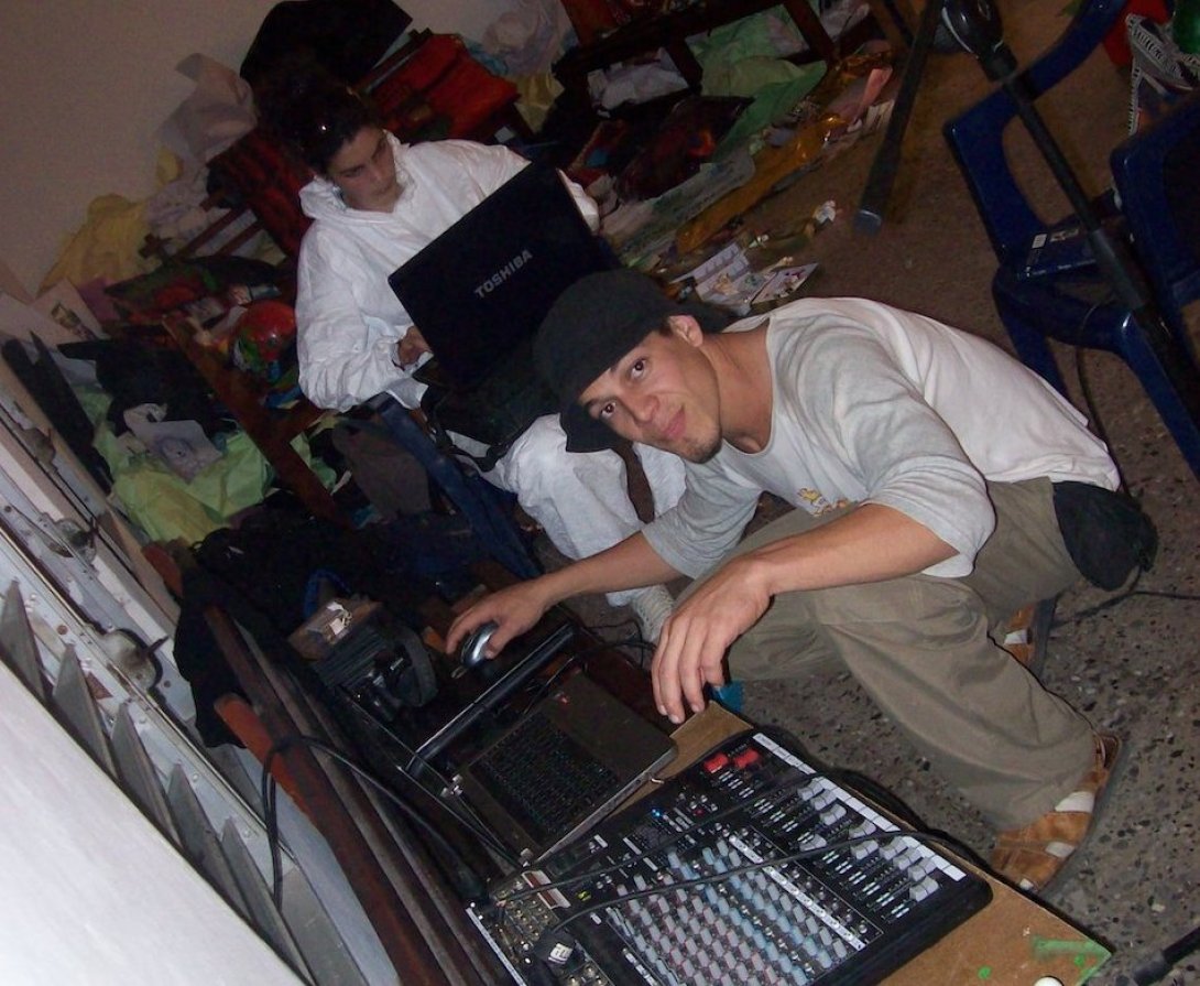 Yeremy Guerra durante una experiencia de creación colectiva en Cojímar, mientras transcurrían sus años universitarios en el ISA. 