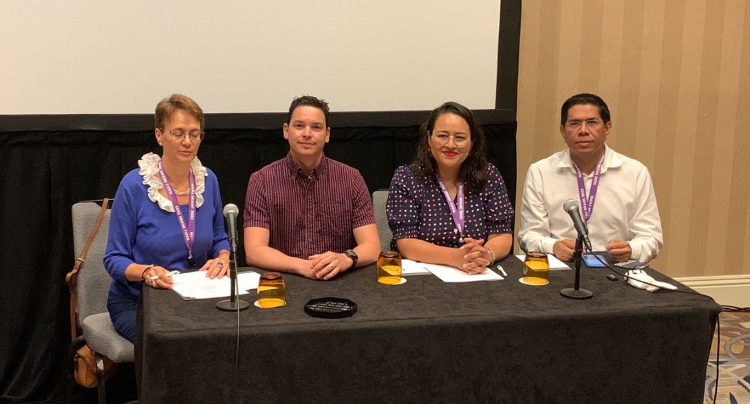 El periodista cubano Yoe Suárez junto a colegas de Guatemala y Nicaragua en la Conferencia Anual de Periodistas Exiliado.
