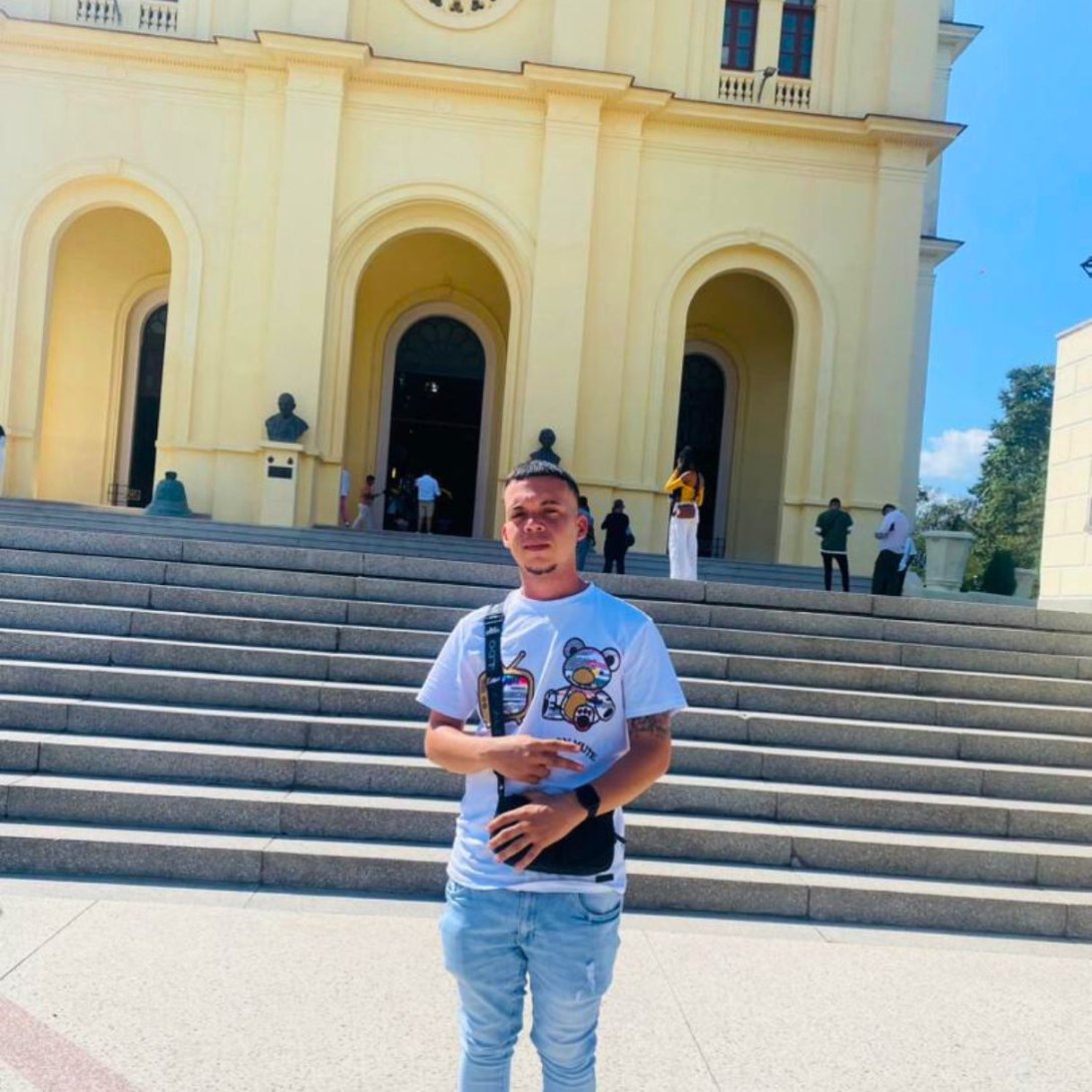 Yoel Alejandro Pérez Serrano en las afueras del Santuario de El Cobre, Santiago de Cuba (2025).