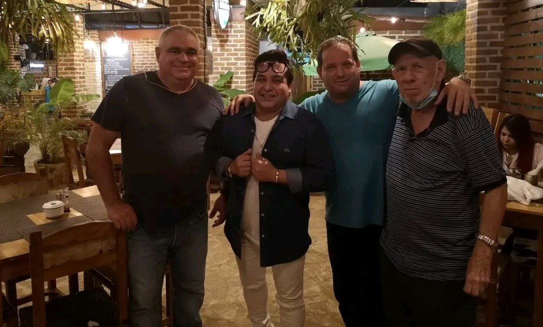 Yoel Perdomo Di-Lella con amigos en el Bodegón del Asado.