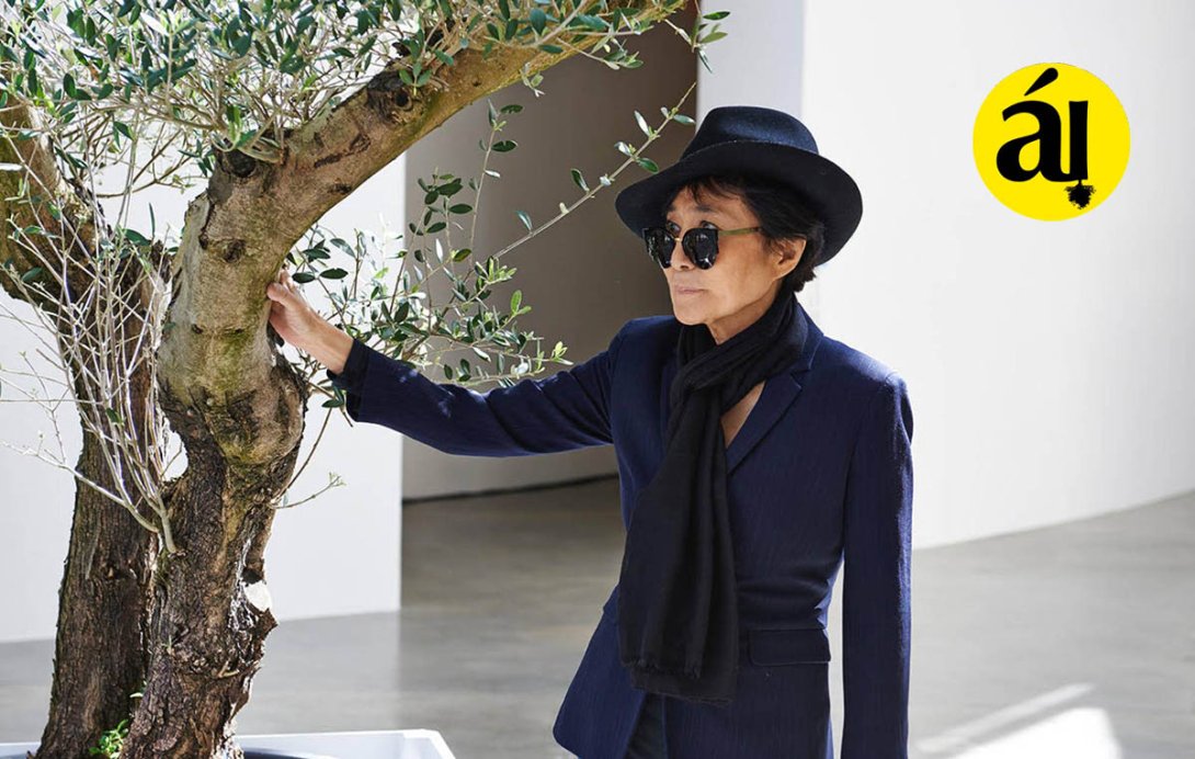 Yoko Ono junto a su "Árbol de los deseos" en Nueva York.