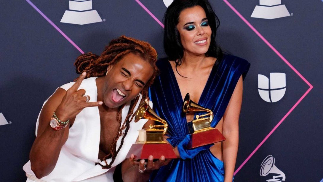 El cantante cubano Yotuel Romero y la artista española Beatriz Luengo tras recibir dos Grammy por "Patria y Vida".
