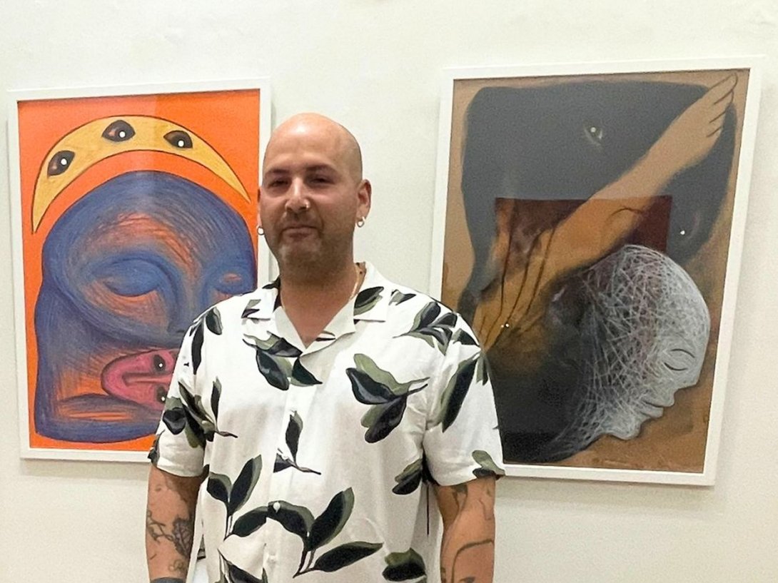 El artista cubano Yulier Rodríguez (Yulier P.) en la exposición colectiva "Búsquedas" en OCCO Art Gallery, Madrid (11 de junio de 2026). Foto de Rafael Vilches.