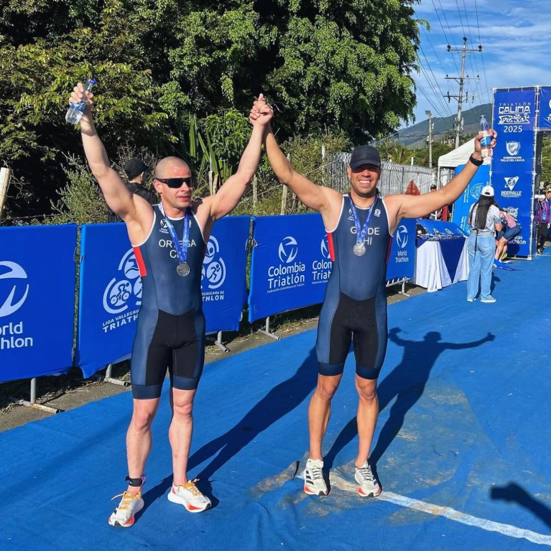 Yunerki Ortega junto a su guía, celebra la medalla de bronce obtenida en el Panamericano de paratriatlón (Colombia, 2025).