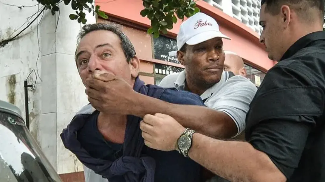 El periodista independiente cubano Lázaro Yuri Valle Roca detenido violentamente por la policía política cubana en 2015.