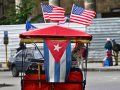 Bicitaxi con banderas de Cuba y Estados Unidos.