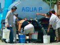 Cubanos acarreando agua potable.