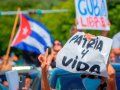 Cubanos manifestándose por la libertad de Cuba.
