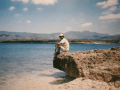Amilkar sentado sobre una piedra en la bahía de La Boca, en Trinidad, Cuba.