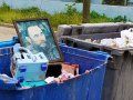 Cuadro de Fidel Castro en la basura en Cuba. Foto tomada del perfil de X de @LanzadeCuba.